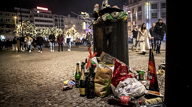 esk republika vstoupila do novho roku 2023. Oslavy se konaly na ad mst, tradin nejvt byly v centru Prahy, kde i pes zkaz dolo k odpalovn pyrotechniky. (1. ledna 2023)