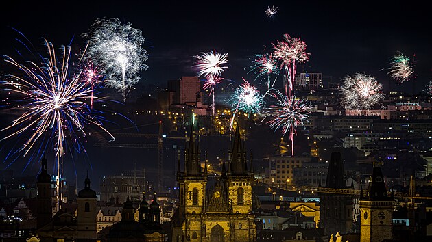 esk republika vstoupila do novho roku 2023. Oslavy se konaly na ad mst, tradin nejvt byly v centru Prahy, kde i pes zkaz dolo k odpalovn pyrotechniky. (1. ledna 2023)