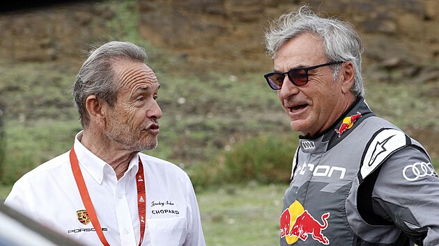 Carlos Sainz (vpravo) a Jacky Ickx debatuj po drih etap Rallye Dakar.