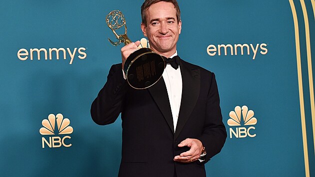 Britský herec Matthew Macfadyen pózuje s cenou Emmy za vedlejší roli v seriálu...