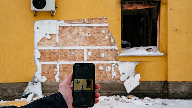 Ped a po. Banksyho dlo na zdi pokozenho domu v ukrajinskm Hostomelu zmizelo. (26. listopadu 2022)