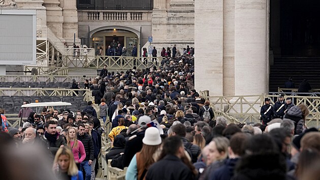 Na vstup do Svatopetrské baziliky ve Vatikánu čekají tisíce lidí, aby se rozloučily se zesnulým emeritním papežem Benediktem XVI. (2. ledna 2023)