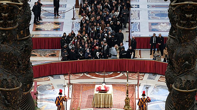 Na vstup do Svatopetrské baziliky ve Vatikánu čekají tisíce lidí, aby se rozloučily se zesnulým emeritním papežem Benediktem XVI. (2. ledna 2023)