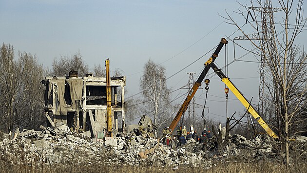 Po ukrajinskm novoronm toku stel HIMARS v Makijivce v Donck oblasti zahynulo 89 ruskch vojk, oznmilo Rusko. Pracovnci odklzej trosky zniench budov. (3. ledna 2023)