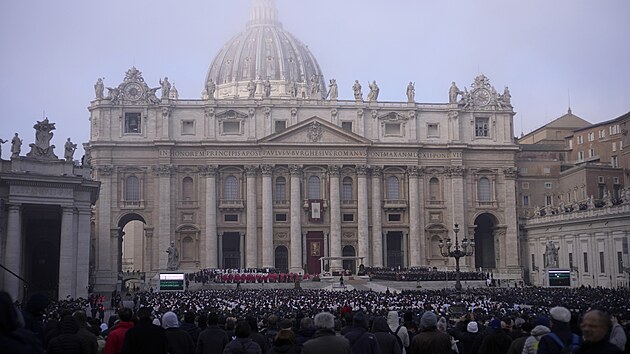 Pohřbu emeritního papeže Benedikta XVI. se účastní tisíce věřících, představitelé církve i zahraniční hlavy států. (5. ledna 2023)