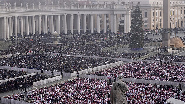 Pohbu emeritnho papee Benedikta XVI. pihl padest tisc lid. (5. ledna 2023)