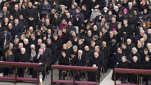 Pohbu emeritnho papee Benedikta XVI. pihl padest tisc lid. (5. ledna 2023)