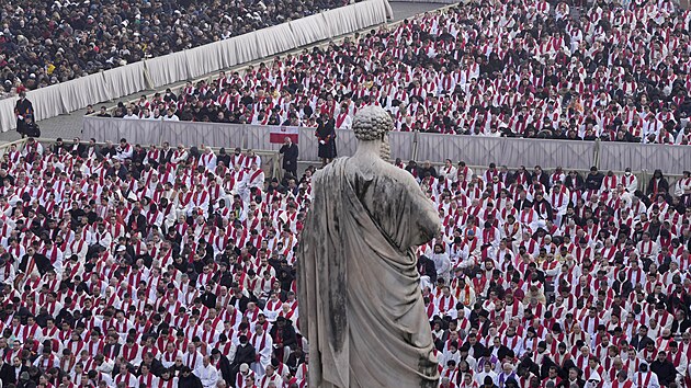 Pohřbu emeritního papeže Benedikta XVI. přihlíží padesát tisíc lidí. (5. ledna 2023)