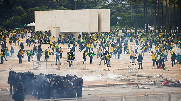 Pznivci brazilskho exprezidenta Bolsonara vnikli do budovy parlamentu a prezidentskho sdla. (8. ledna 2023)