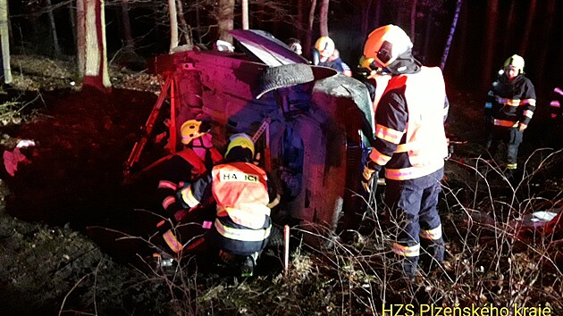 Nehoda na Plzesku. Na silnici I/27 mezi Kaznjovem a Temonou na odboce na Horn Bzu se stetlo osobn auto se sanitkou, kter pevela pacientku. Zranilo se pt lid.