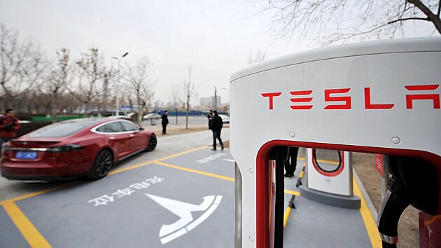 Výrobce aut Tesla v ín. (24. ledna 2015).