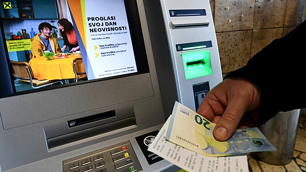 Mu vybírá eura z bankomatu v chorvatské metropoli Záhebu (2. ledna 2023)