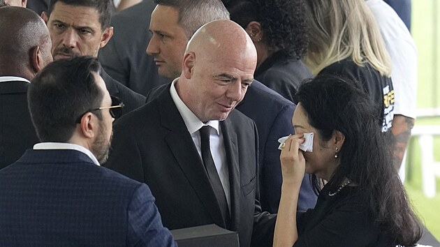 Gianni Infantino, prezident FIFA, kondoluje Marcii Aokiov, vdov po zesnul brazilsk legend Pelm.