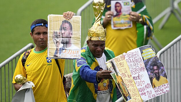 Fanouci se pili rozlouit se zesnulou brazilskou fotbalovou legendou Pelm na stadion FC Santos.