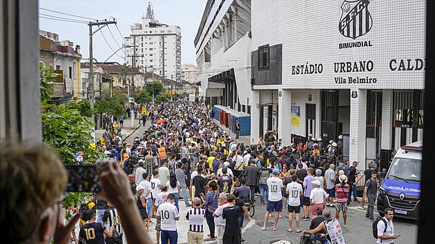 Dlouh fronty fanouk vykvaj na monost rozlouit se se zesnulou legendou Pelm na stadionu FC Santos.