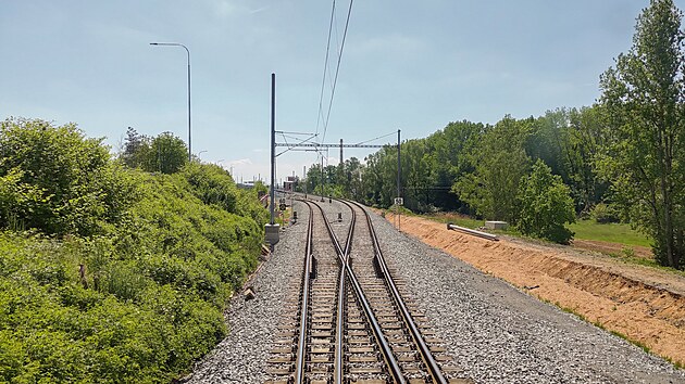 Rozdvojení trati za stanicí Pardubice-Rosice nad Labem. Kolej vlevo vede na pardubické hlavní nádraží, kolej vpravo do Chrudimi.