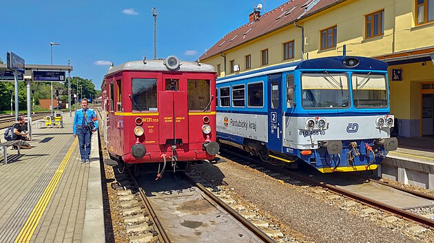 Setkn dvou generac motorovch voz esk konstrukn koly ve stanici Chrudim. Vlevo je M 131.1133, znm Hurvnek, vpravo jeho nstupce 810.458 (M 152.0458).