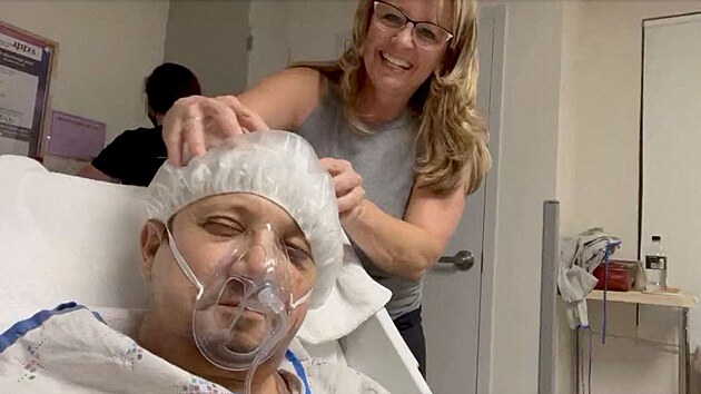 Jeremy Renner a jeho sestra v nemocnici (5. ledna 2023)