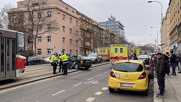 Nehoda tramvaje a osobnho auta na Konvov ulici v Praze. (8. ledna 2023)