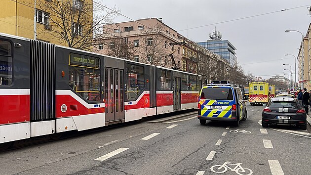 Nehoda tramvaje a osobnho auta na Konvov ulici v Praze. (8. ledna 2023)