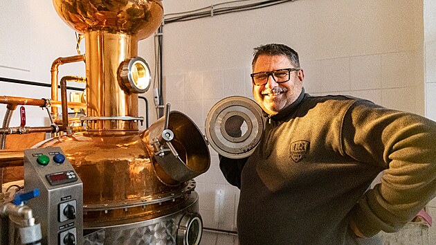 B�val� organiz�tor sportovn�ch akc� a market�r Robert Urb�nek si pr�ci v pal�rn� Little Urban Distillery u��v�.