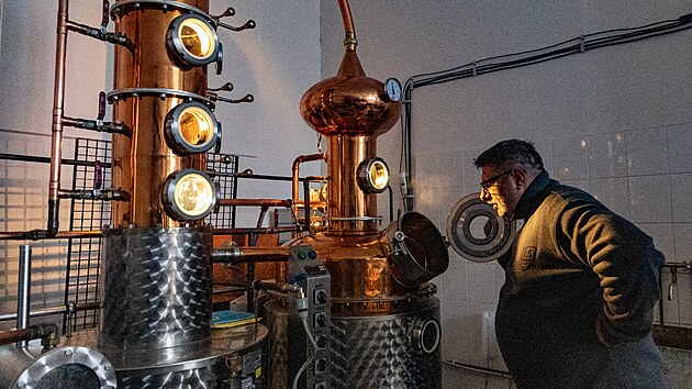 Brn�nskou pal�rnu Little Urban Distillery Robert Urb�nek neotev�el ze dne na den. V�e prom��lel t�m�� rok. Na podzim 2017 odlet�l do Lond�na, kde absolvoval workshop na t�ma Jak si otev��t vlastn� destil�rku.