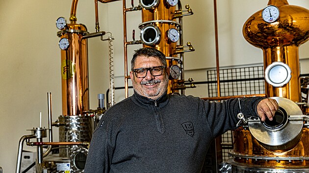 Brnnskou palrnu Little Urban Distillery Robert Urbnek neotevel ze dne na den. Ve promlel tm rok. Na podzim 2017 odletl do Londna, kde absolvoval workshop na tma Jak si otevt vlastn destilrku.