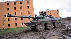 Francouzské bojové vozidlo AMX 10-RC bhem cviení na základn v Sissonne...