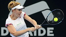 Linda Nosková se opírá do úderu na turnaji v Adelaide.