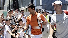 Novak Djokovi (vlevo) a Vasek Pospisil nastupují ke tyhe na turnaji v...