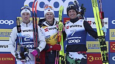 Johannes Hösflot Klaebo (uprosted) vyhrál i pátou etapu Tour de Ski. Vlevo je...