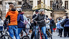 Nezvykle teplého počasí využili turisté v Praze i k vyjížďkám na kole po...