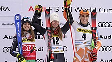 Vítzka obího slalomu Valerie Grenierová (uprosted), druhá Marta Bassinová...