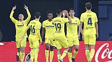 Fotbalisté Villarealu slaví branku proti Realu Madrid.