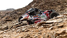 Josef Macháek a David Schovánek s buggynou Can-Am bhem 7. etapy Rallye Dakar.