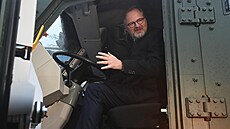 Pedseda vlády Petr Fiala navtívil výrobce armádní techniky Excalibur Army ve...