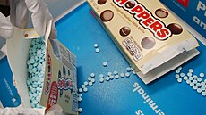 Na dvanáct tisíc pilulek fentanylu, skrytých v p�evá�ených sladkostech, jen tak...