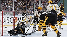 Jake DeBrusk se prosazuje v utkání hokejové NHL pod irým nebem.