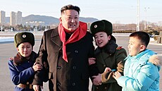 Severokorejský vůdce Kim Čong-un pózuje na společné fotografii se zástupci...