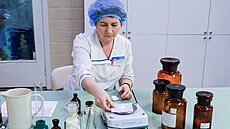 Žena pracuje v lékárenské laboratoři v ruském ve Volgogradu. (19. května 2022)