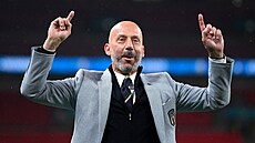 Gianluca Vialli, bývalý italský fotbalista, slaví italský úspch na mistrovství...