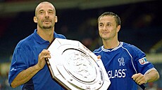 Gianluca Vialli, bývalý italský fotbalista, oslavuje zisk trofeje Community...