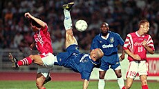 Gianluca Vialli, bývalý italský fotbalista, se pokouí o akrobatické zakonení...