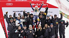 Americká lyaka Mikaela Shiffrinová se svým týmem oslavuje vítzství v obím...