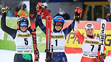 Americká lyaka Mikaela Shiffrinová (uprosted) vítzí v obím slalomu ve...