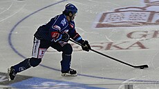 Kladenský úto�ník Jaromír Jágr vyvá�í puk v utkání hokejové extraligy proti...