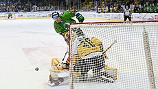 Litvínovský branká� Denis Godla kryje trestné st�ílení proti Danielu P�ibylovi...