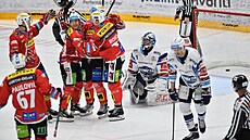 Hokejisté Pardubic slaví gól do sítě Komety Brno v utkání extraligy.