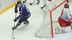 Adrián Holeinský z Plzn objídí tineckou branku v utkání hokejové extraligy.