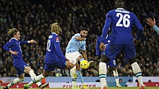 Rijád Mahriz z Manchesteru City zkouí technickou stelu proti Chelsea v...